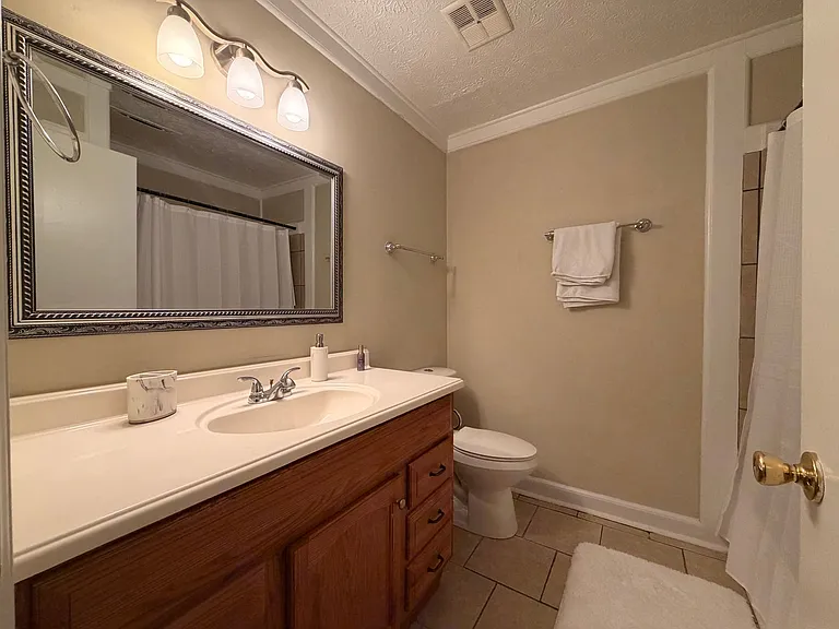 102-104 Welch Pl — Photo 11