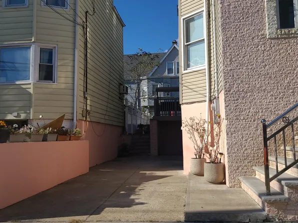 561 Avenue East image 11 of 36