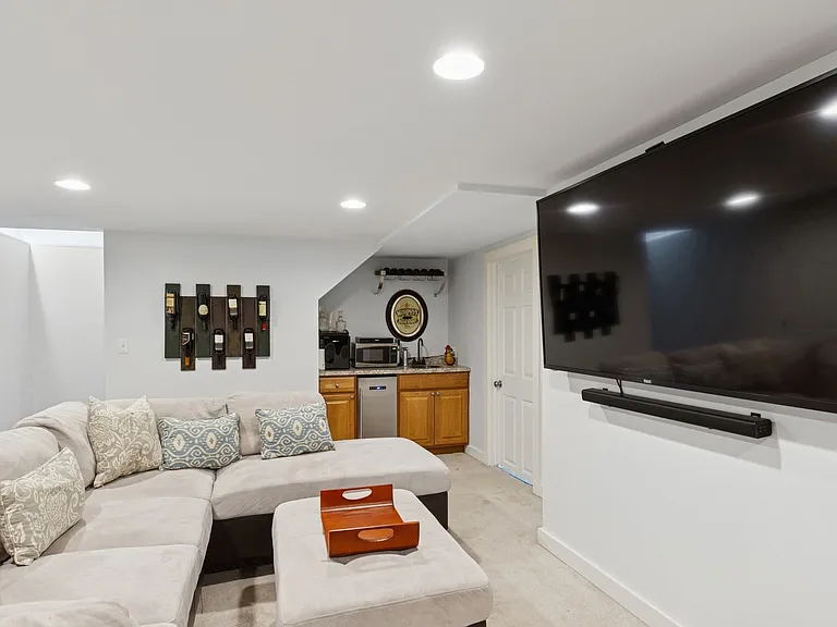 17 Montauk Ave — Photo 28