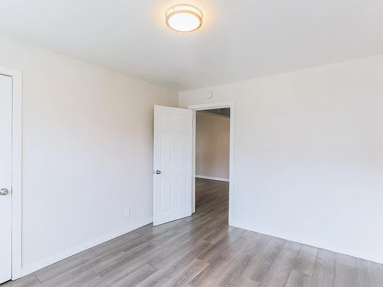 1401 Campbell St — Photo 9
