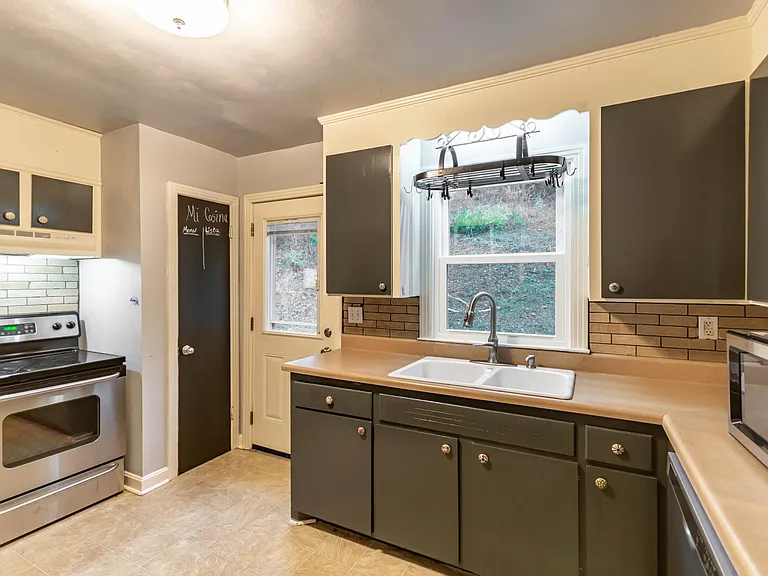 910 Preston Dr — Photo 3