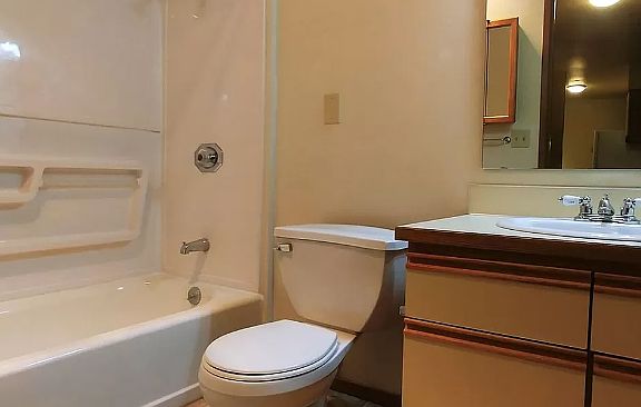 5th image of 16449 Ambaum Blvd S #3