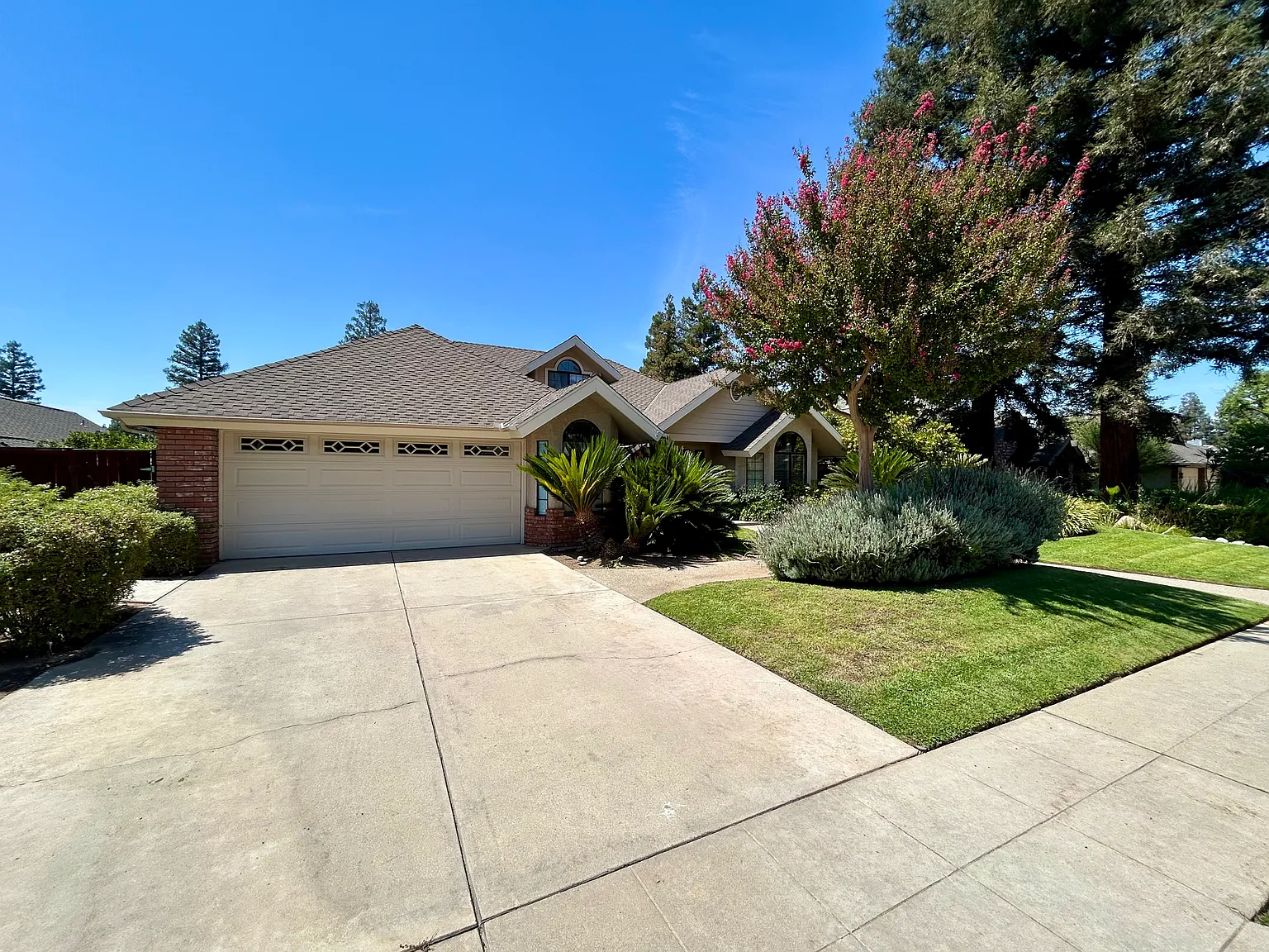 3 bed, 2420 sqft, $2,700 — Photo 2