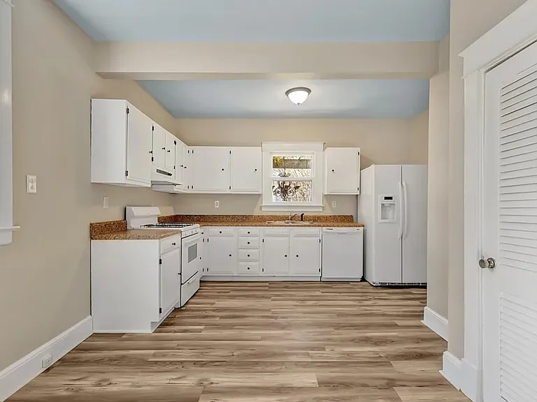 214 W Blake Ln — Photo 5
