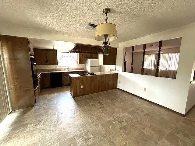 716 Robert Dr — Photo 6