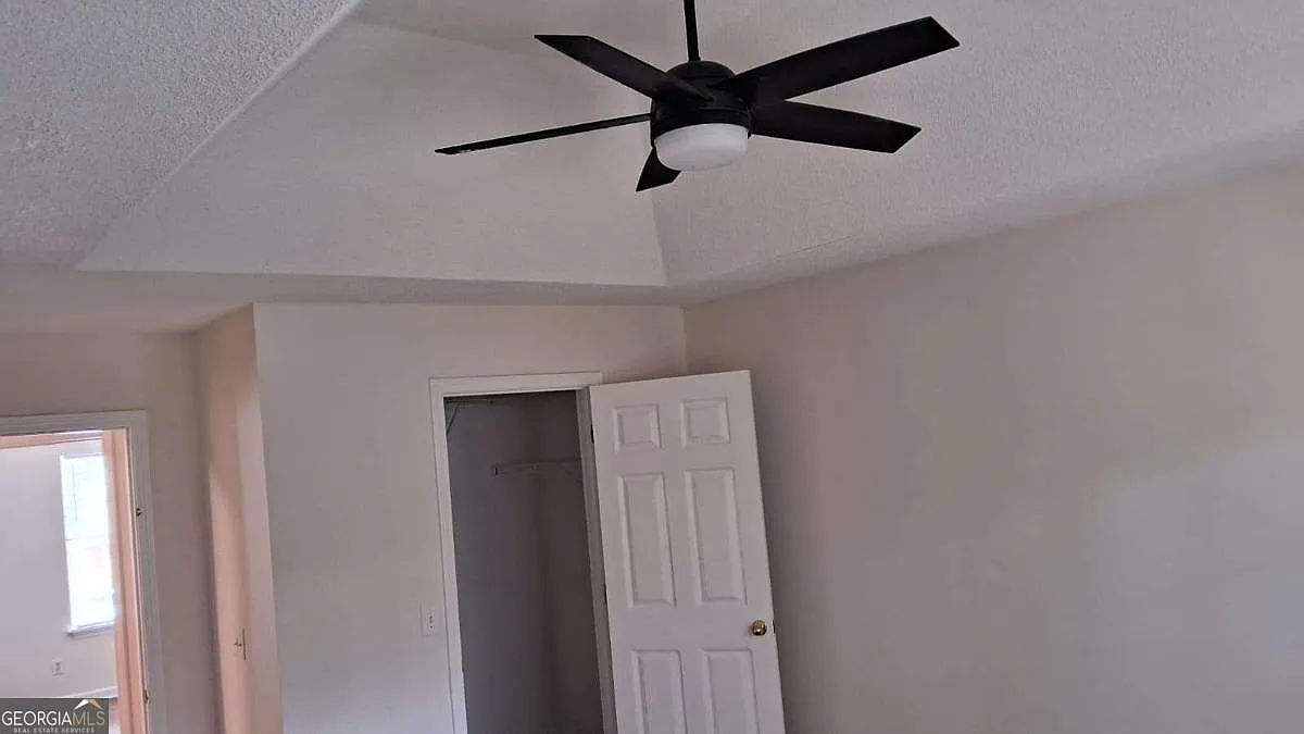 4 bed, 3.0 bath, 1600 sqft, $1,995 — Photo 2