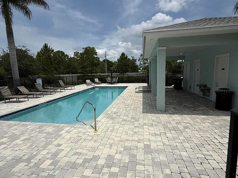342 SE Angler Dr — Photo 1