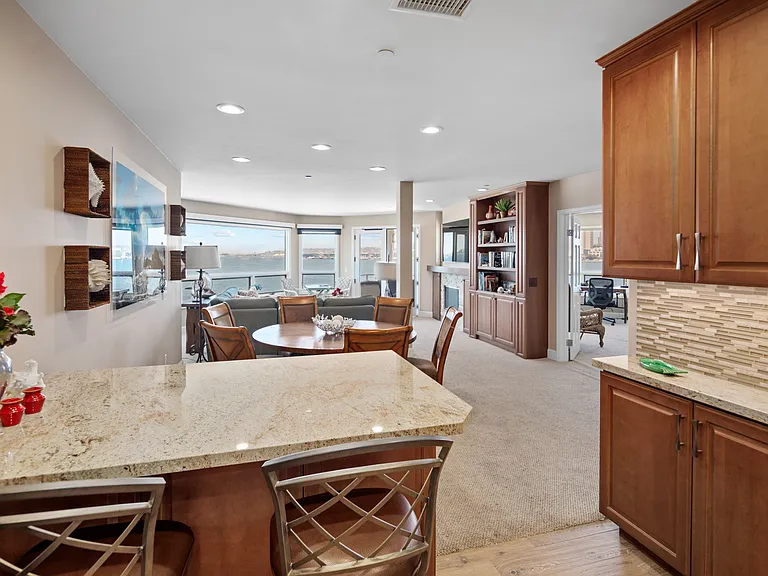 Kitchen/dining area with small island