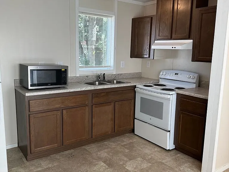 2501 S Broadway Ave — Photo 47