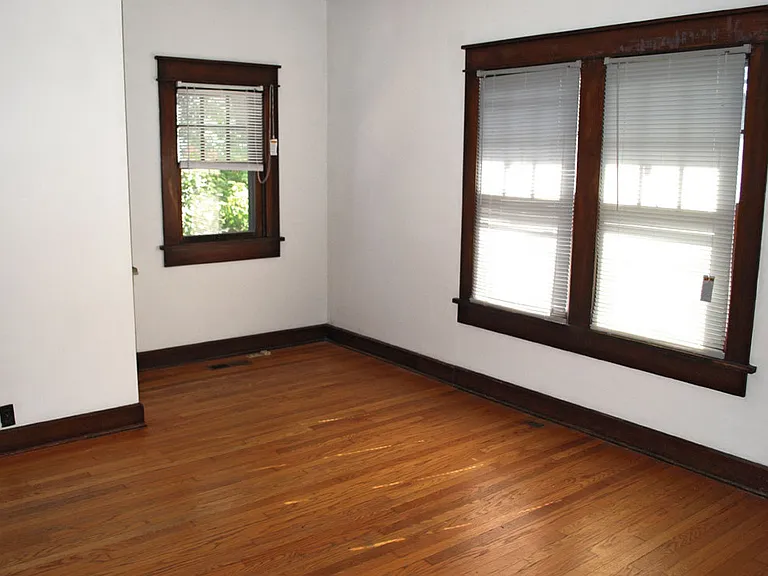 403 E Smith Ave — Photo 4