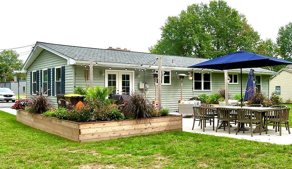 1st image of 2040 Oak Dr
