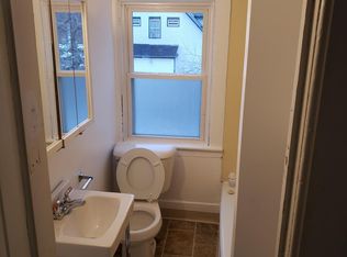 38 W Dexter St, Freeport, IL 61032