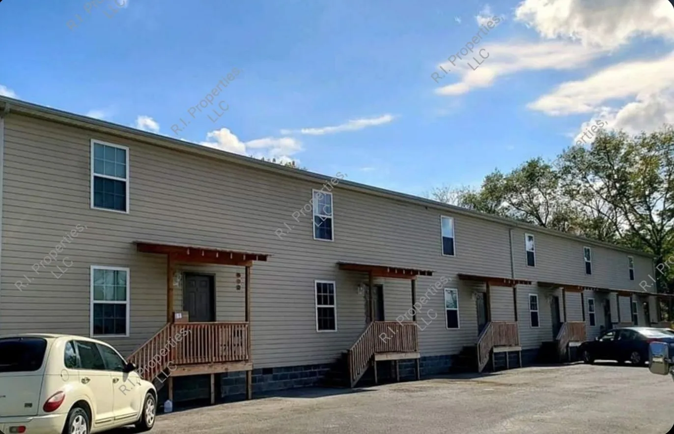 3 bed, 1.5 bath, $1,000 — Photo 1
