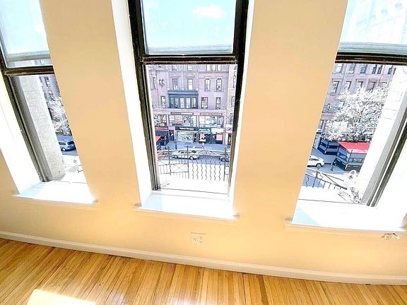 4th image of 149 W 72nd St #B3