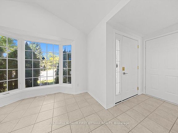 4th image of 81 Baypointe Cres