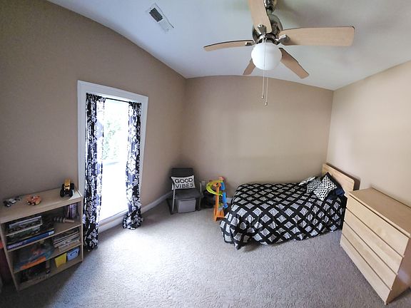3rd image of 898 Fuller Glen Cir