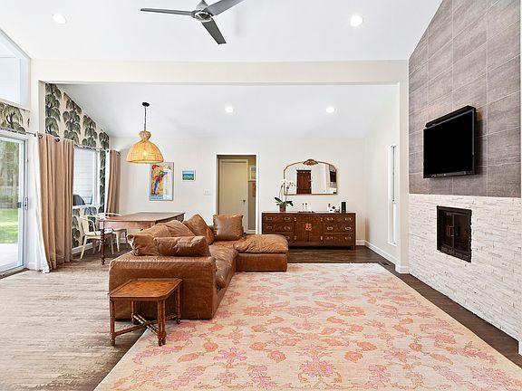 3rd image of 20 Hollyoak Ave