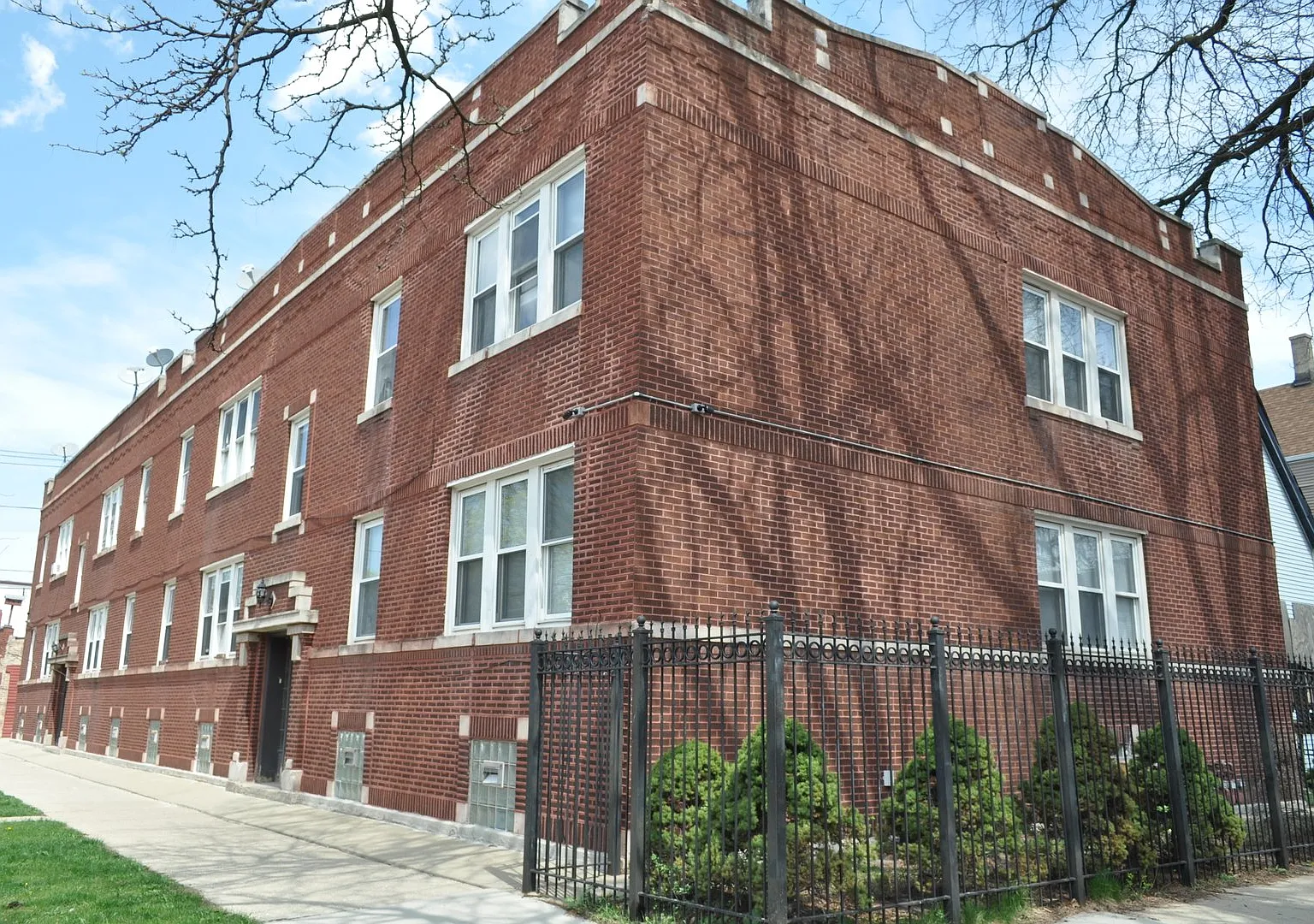 Modern 2 Bed/1 Bath Unit in Chicago - Available 09/01 - $1600/mo — Photo 1