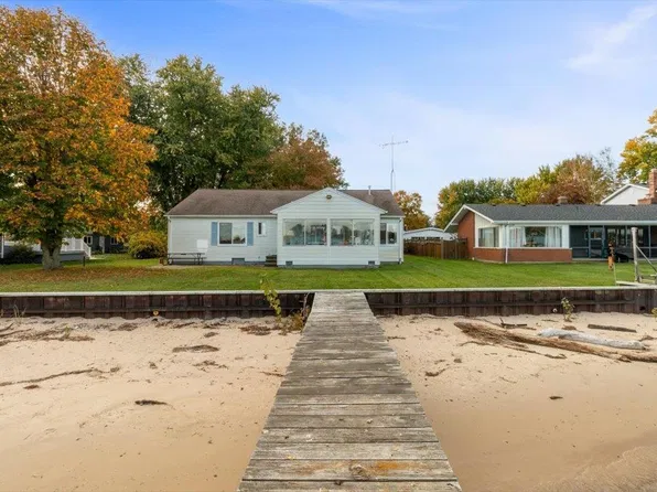8217 River Rd, Marine City, MI 48039