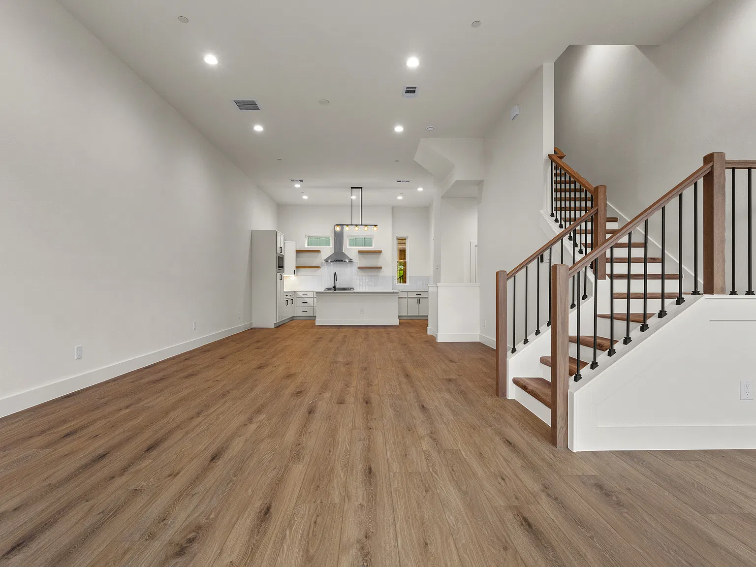 3 bed, 3.5 bath, 2440 sqft, $3,900 — Photo 3