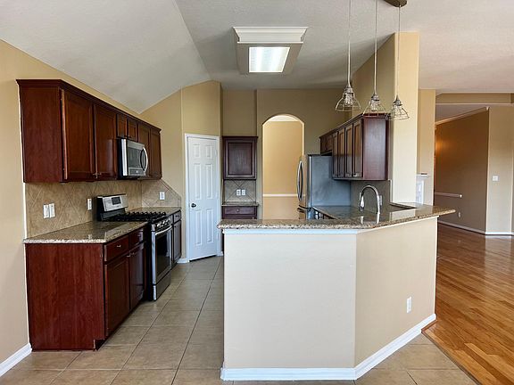 4th image of 202 King William Dr