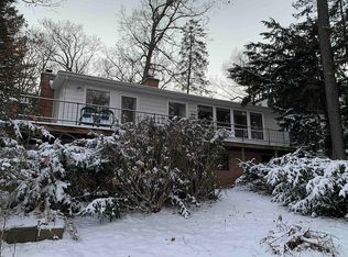 11697 Westshore Dr, Pinckney, MI