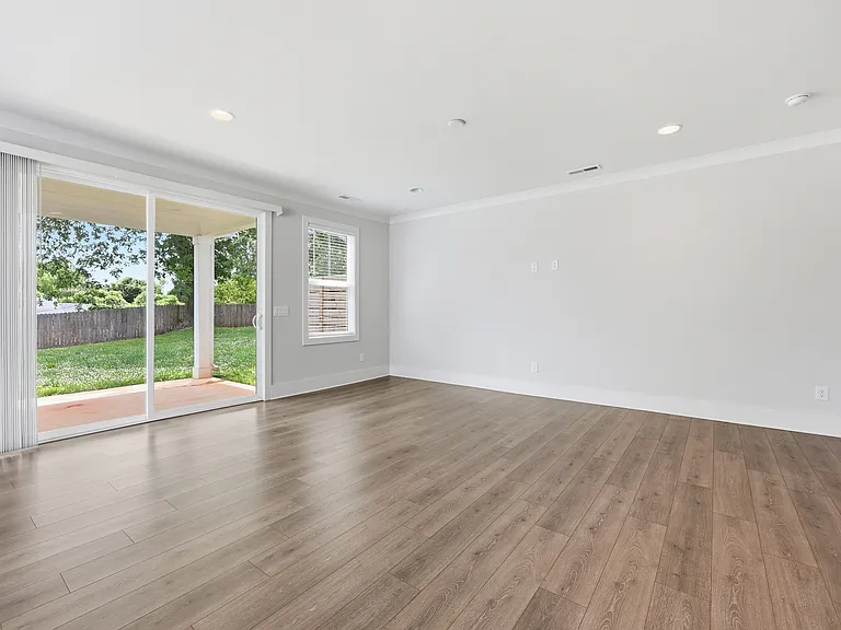 2957 Ross Ave — Photo 8