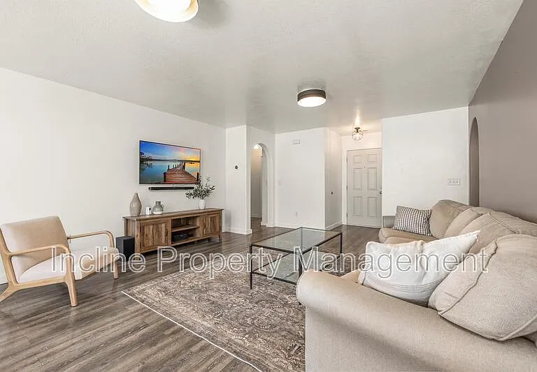 702 Durham Dr — Photo 17