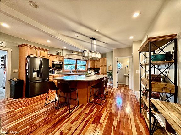 5th image of 210 Pointe W