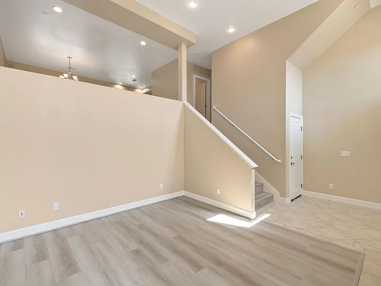 562 Lambert Ter — Photo 9