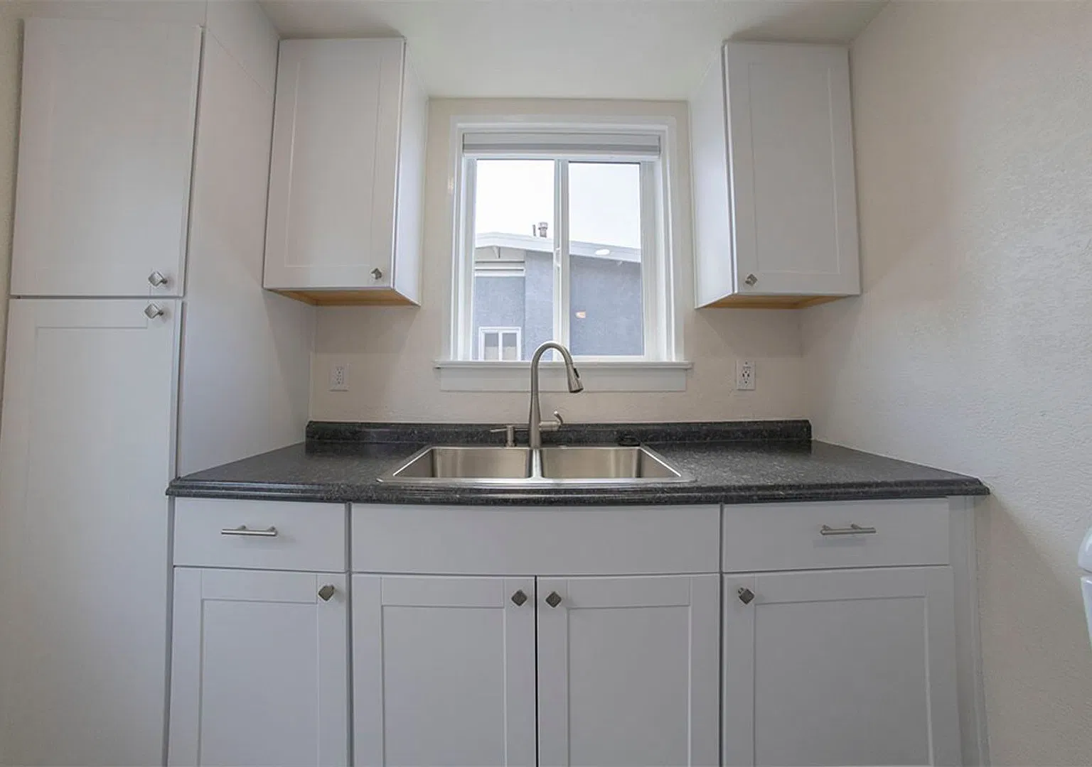Point Loma Studio - Just Remodeled - Freshly Painted, New Kitchen, New Flooring, New Bathroom, 1 ... — Photo 3