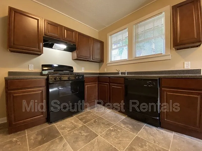 1327 Hanger St — Photo 4