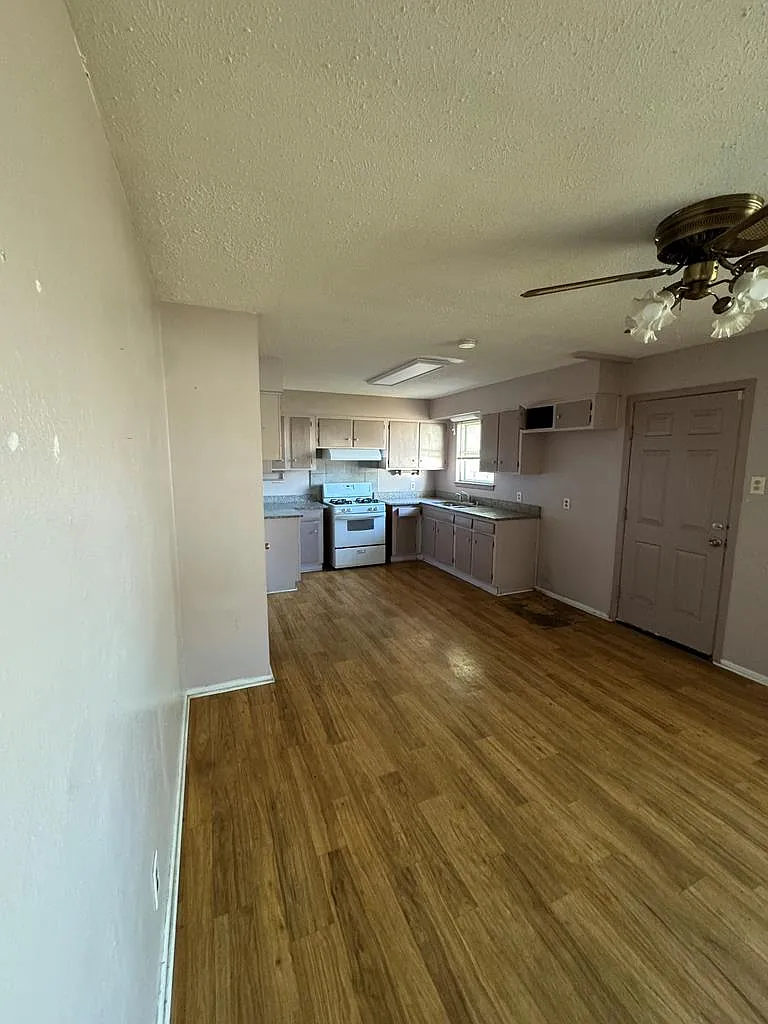 3 bed, 2.0 bath, 1458 sqft, $1,800 — Photo 3