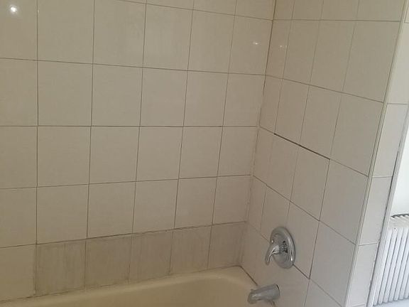 Bathroom tub
