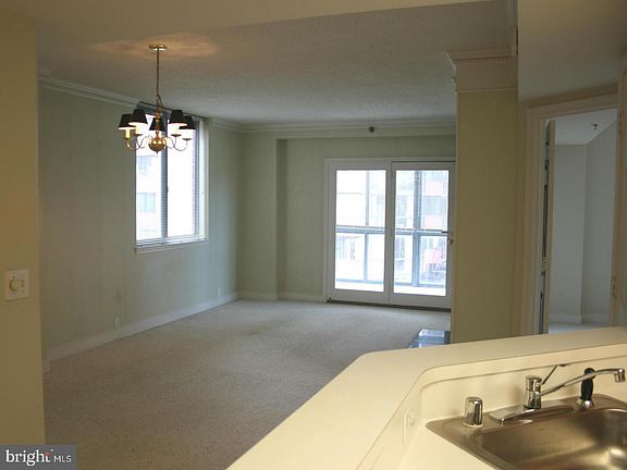 3rd image of 1045 N Utah St #2402