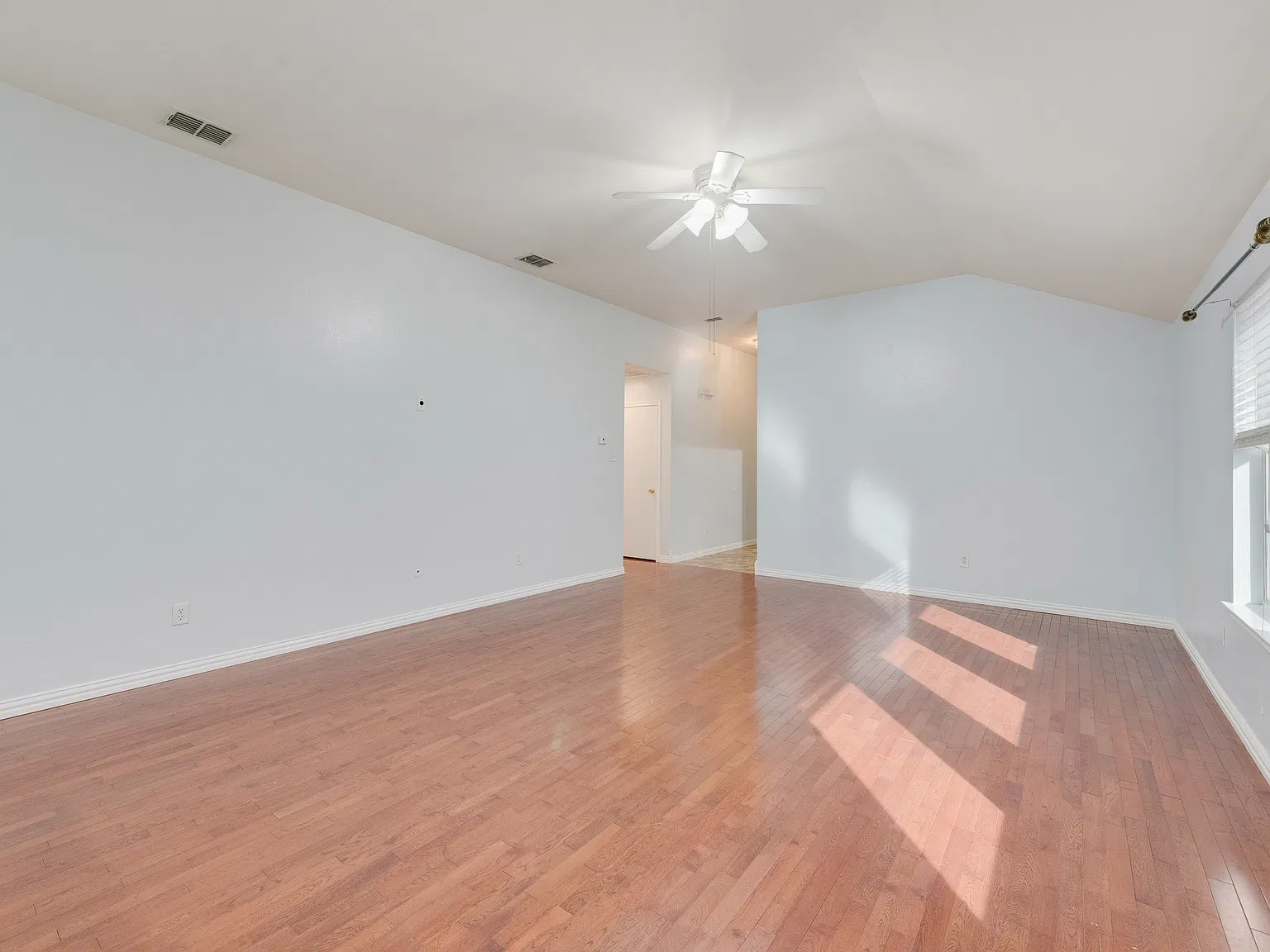 3 bed, 1517 sqft, $2,450 — Photo 3