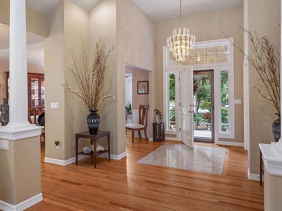 3rd image of 509 33rd Ave NW