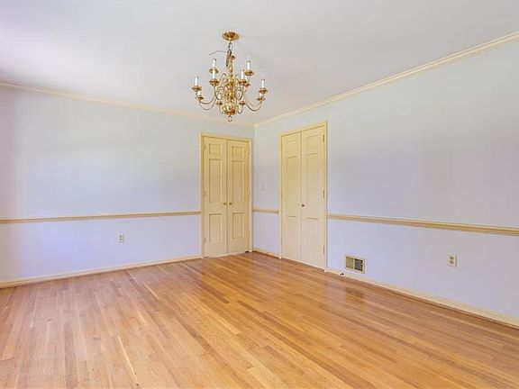 5th image of 52 Oak Knoll Dr