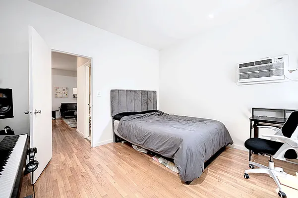 Rented by Urbane Brokerage | media 10