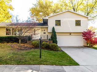 5221 Greenbriar Ln, Madison, WI 53714