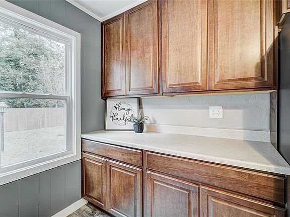 5th image of 914 N Overland Ct