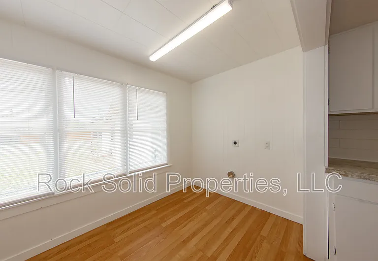 506 E 7th St #1 — Photo 13