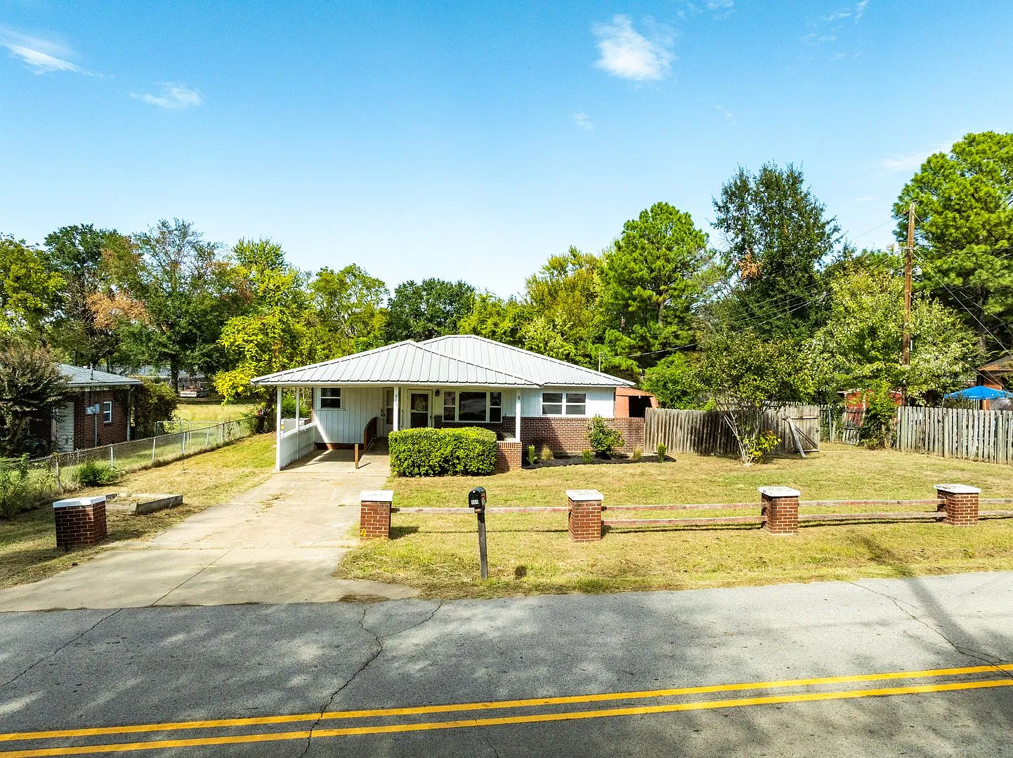 Free Month Rent! Freshly Updated 4 Bedroom House — Photo 3