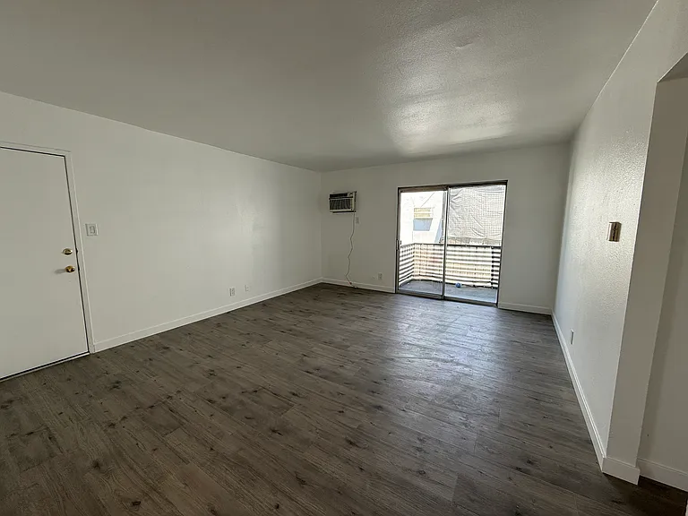 6737 Woodman Ave #7 — Photo 6