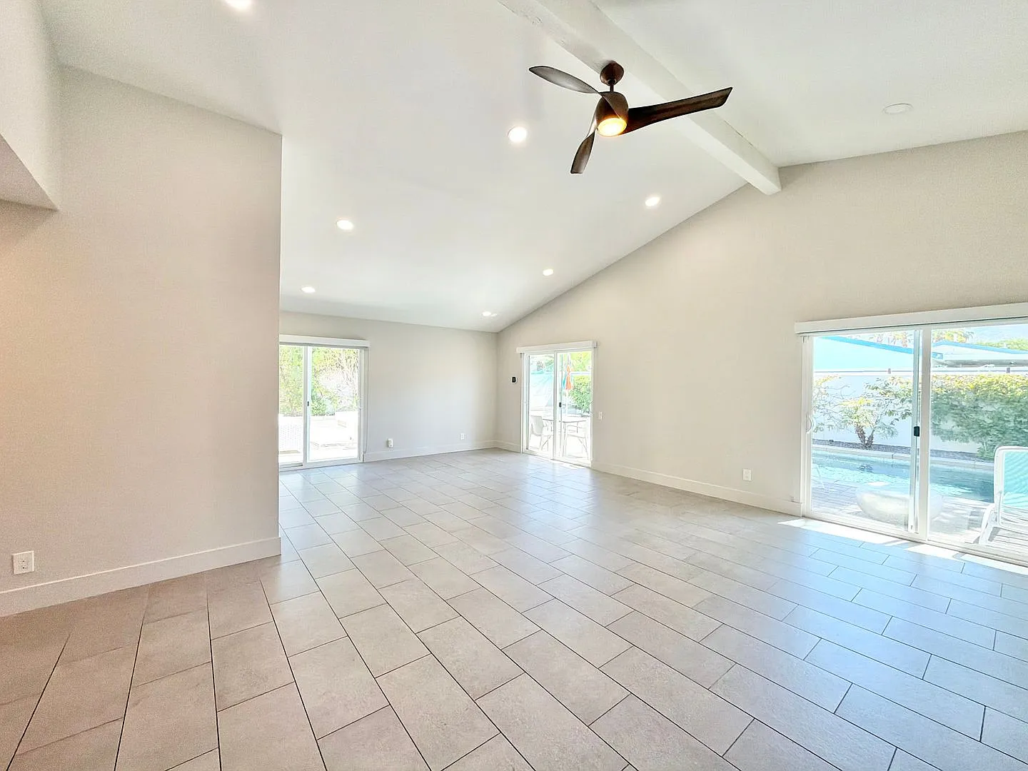 Available Now!! Gorgeous 3 Bedroom, 2 Bathroom House With Pool!! — Photo 4