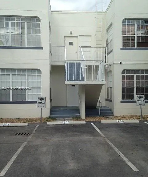 1127 Euclid Ave #205 — Photo 11