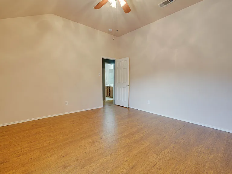 506 Hickory Ln — Photo 8