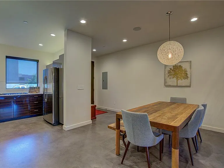 807 NW 9th St — Photo 8