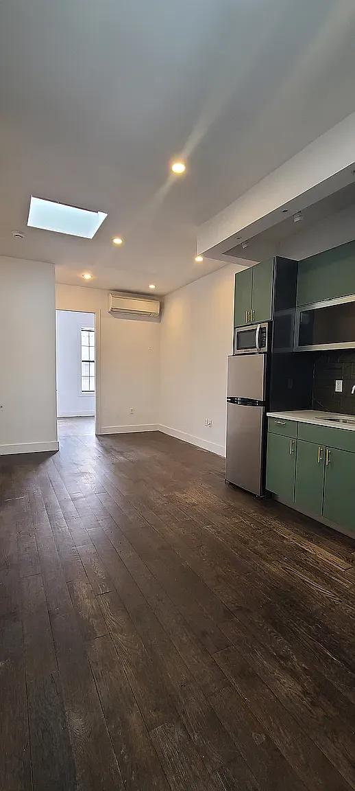 548 Howard Avenue — Photo 3