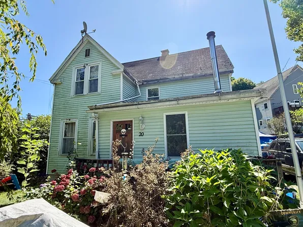 20 Bridge St, Russell, MA 01071